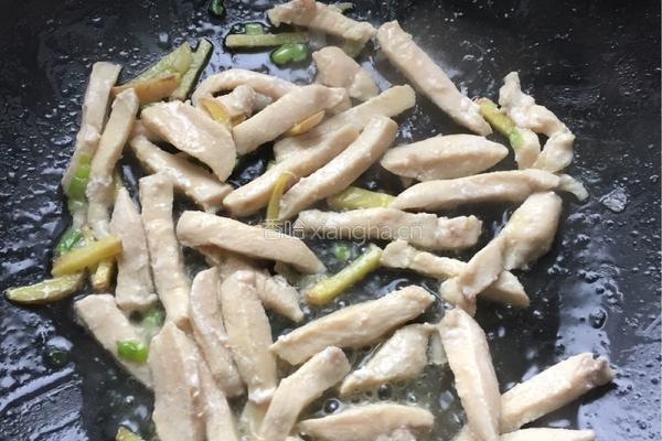 鸡胸肉炒黄花菜的做法图解6