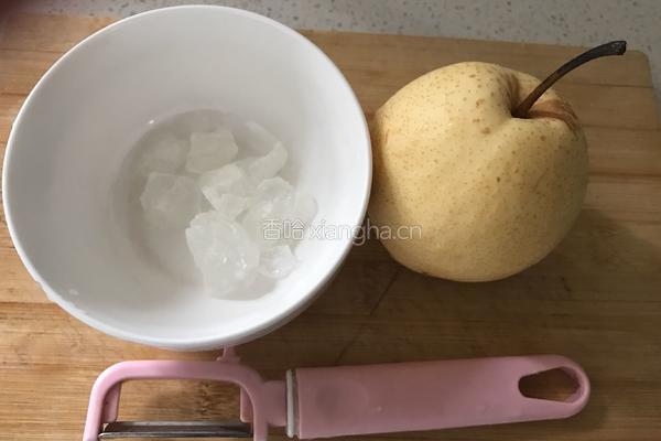 冰糖蒸雪梨的做法图解1