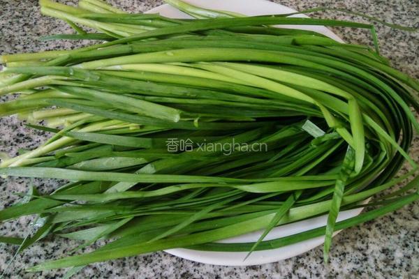 韭菜鸡蛋虾皮饺子的做法图解1