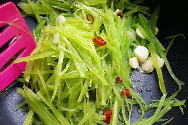 炝炒莴苣丝的做法图解7