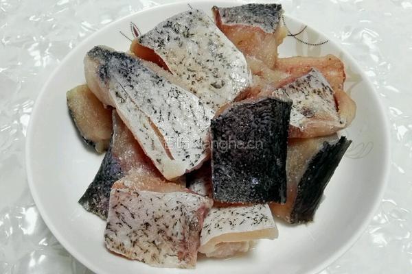 干煸椒盐鱼块的做法图解2