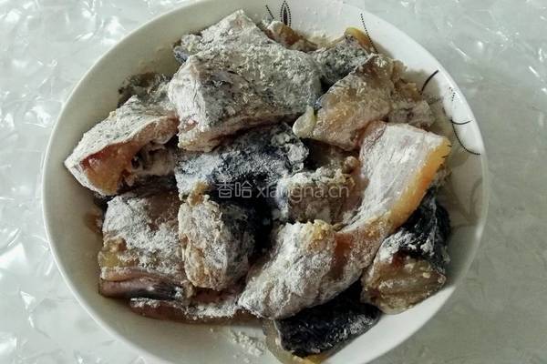 干煸椒盐鱼块的做法图解3