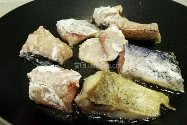 干煸椒盐鱼块的做法图解5