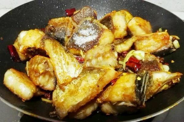 干煸椒盐鱼块的做法图解11