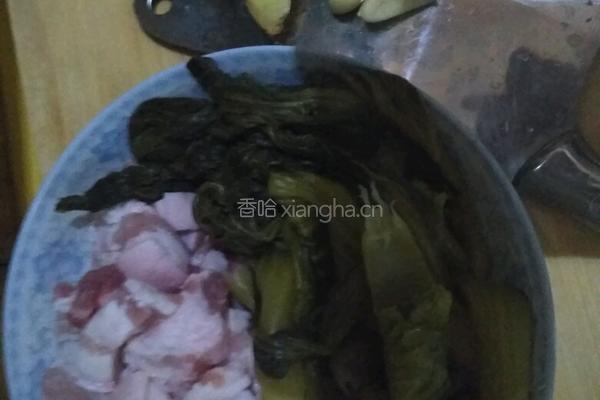 酸菜炒五花肉的做法图解1
