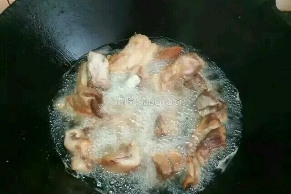 红烧扣肉焖笋干的做法图解2