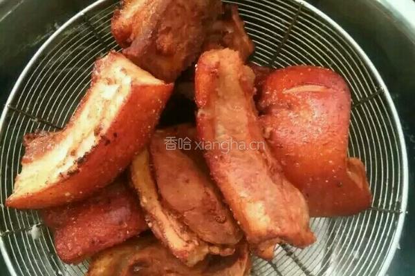 红烧扣肉焖笋干的做法图解3