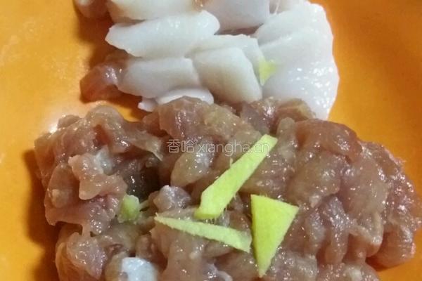 蒜苗炒肉片的做法图解1