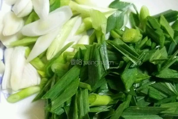 蒜苗炒肉片的做法图解2