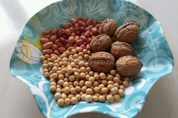 花生核桃红枣豆浆的做法图解1