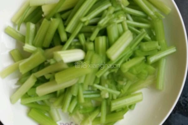芹菜炒肉的做法图解2