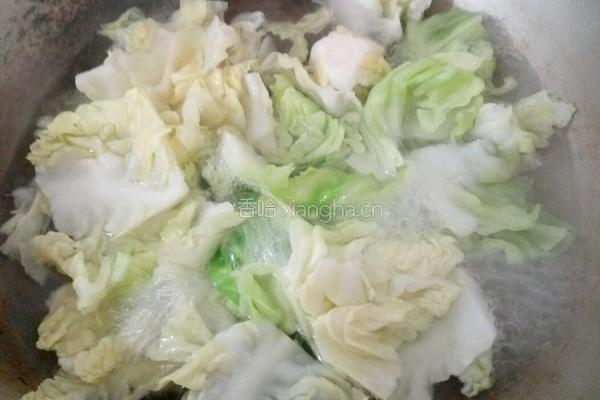 猪肉包心菜饺子的做法图解3