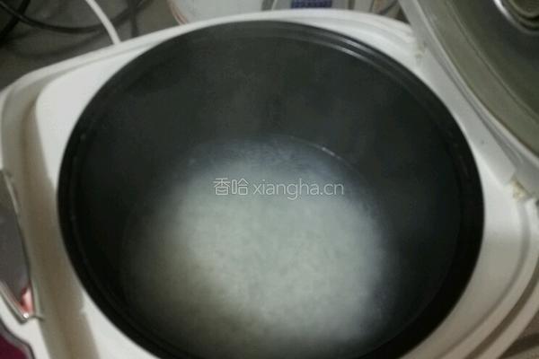 牛奶南瓜粥的做法图解1