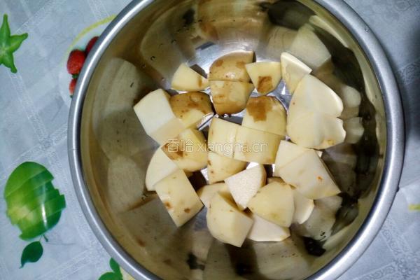土豆木耳炖豆腐的做法图解2