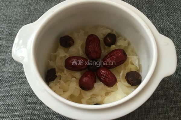 牛奶银耳红枣养颜汤的做法图解3