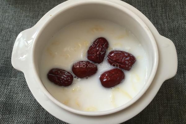 牛奶银耳红枣养颜汤的做法图解4