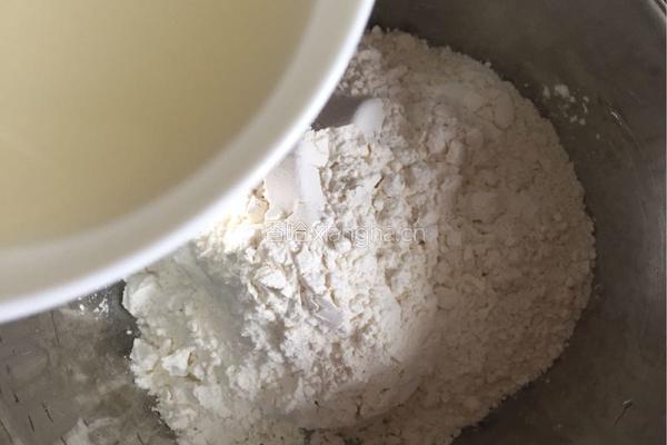 牛肉粒洋葱披萨的做法图解1