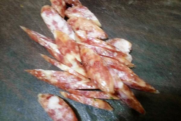 韭菜花炒腊肠的做法图解2