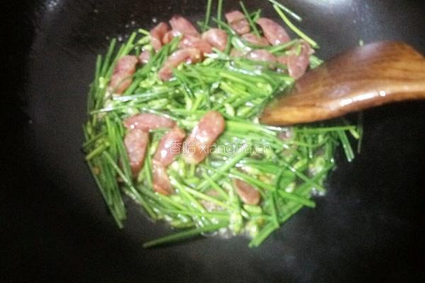 韭菜花炒腊肠的做法图解4