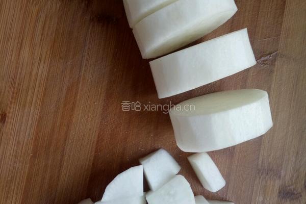 龙骨烧萝卜丁的做法图解1