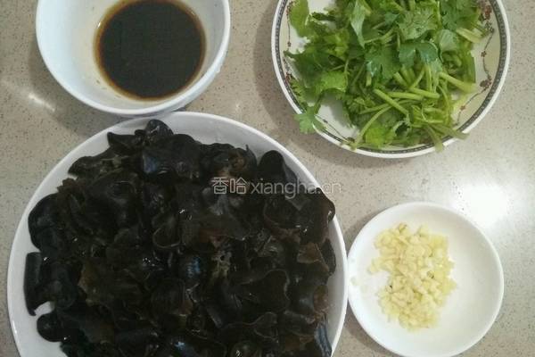 凉拌木耳的做法图解1