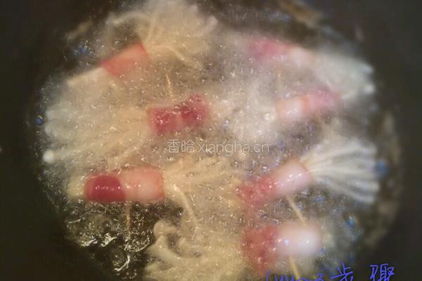油炸培根肉卷金针菇的做法图解3