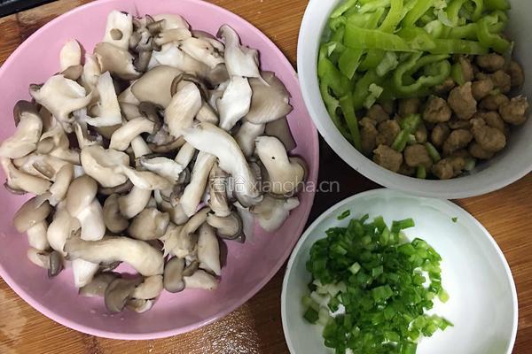 牛肉粒炒蘑菇的做法图解1