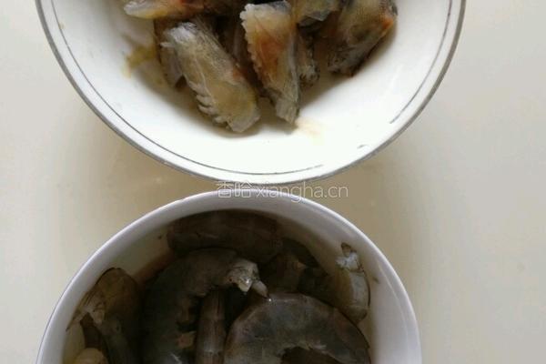 大虾炖白菜的做法图解1