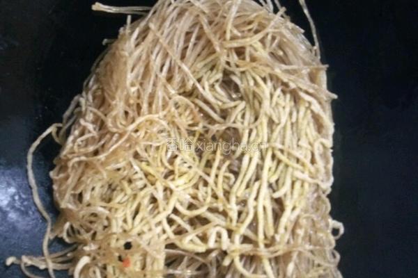 盐豆白菜炖粉丝的做法图解2