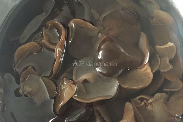 猪舌炒木耳的做法图解1