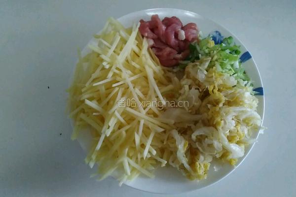 酸菜土豆丝的做法图解1