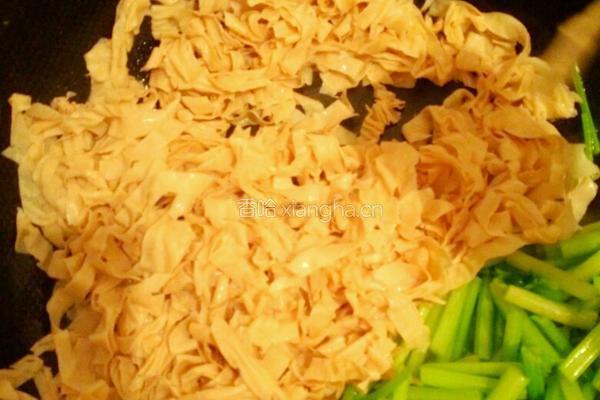 芹菜炒豆腐皮的做法图解3