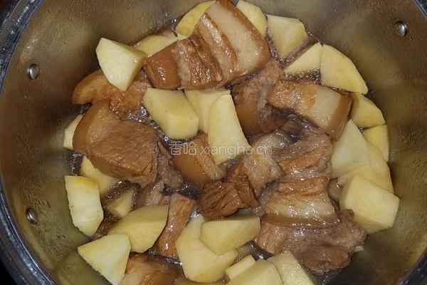 红烧肉闷土豆的做法图解7