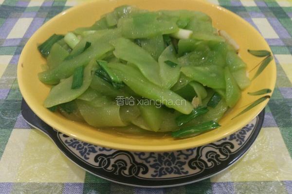 大蒜炒翡翠莴苣片的做法图解3