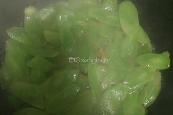 大蒜炒翡翠莴苣片的做法图解1