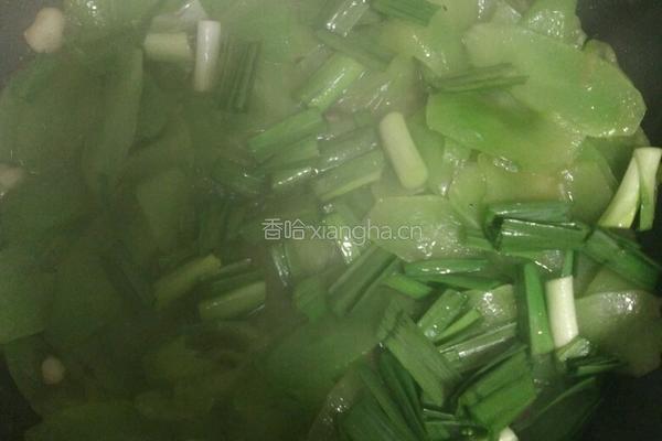 大蒜炒翡翠莴苣片的做法图解2