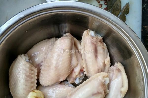板栗焖鸡翅的做法图解1