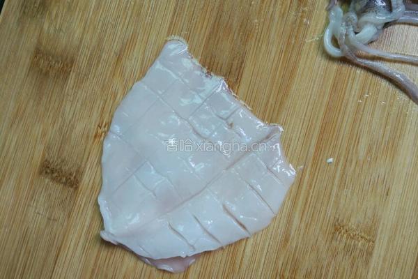 青椒炒鱿鱼的做法图解1