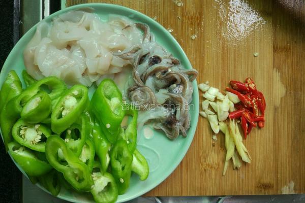 青椒炒鱿鱼的做法图解2