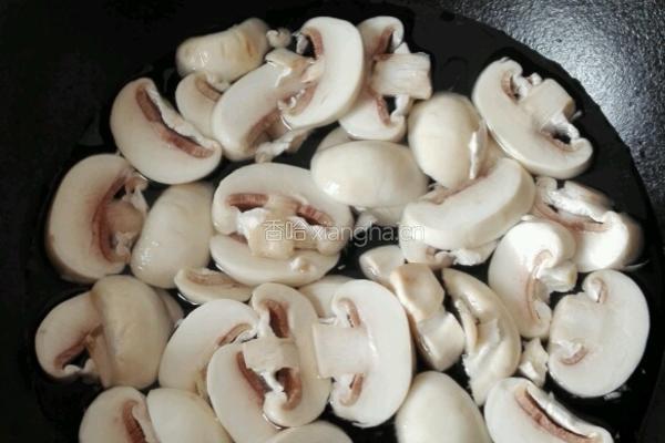 口蘑烧肉片的做法图解6