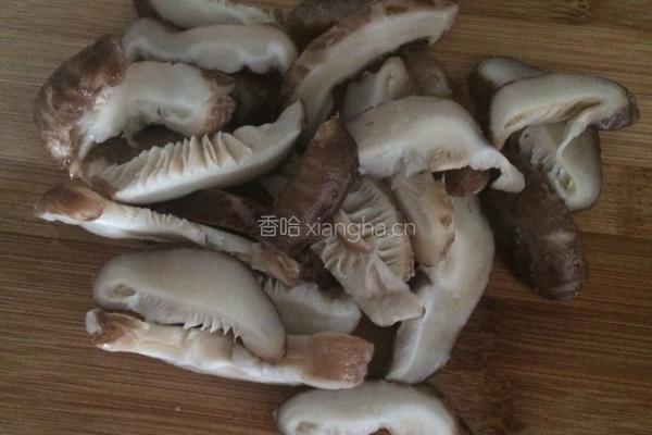 洋葱香菇炒鸡块。的做法图解3