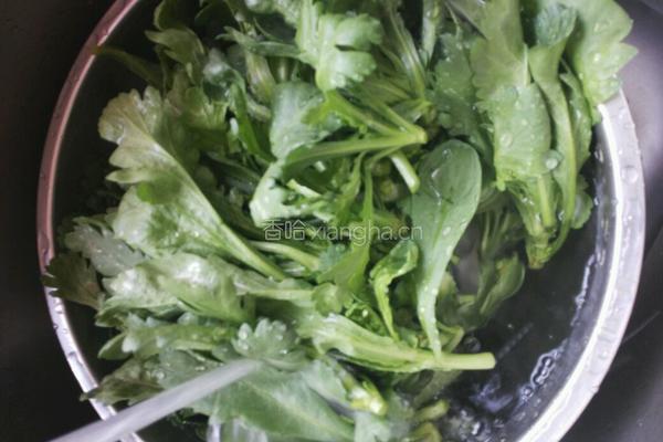 凉拌蒿菜的做法图解1