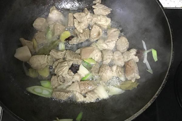 南瓜红烧肉的做法图解2