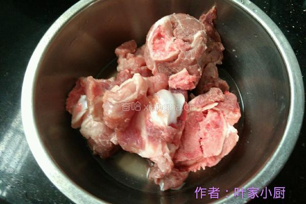白萝卜大骨汤的做法图解1
