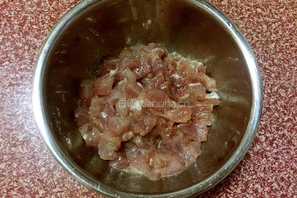 豌豆炒肉丁的做法图解2