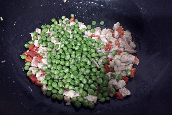 豌豆炒肉丁的做法图解8