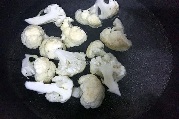 火腿肠炒花菜的做法图解1