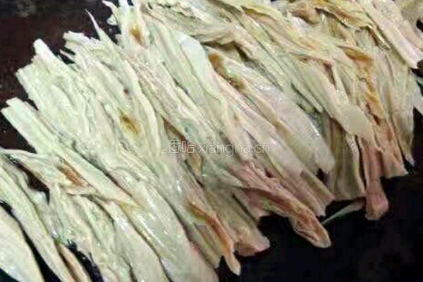 巧拌麻辣腐竹丝的做法图解2
