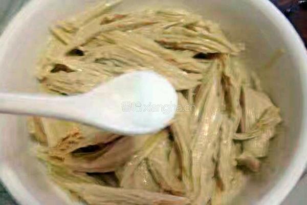 巧拌麻辣腐竹丝的做法图解5