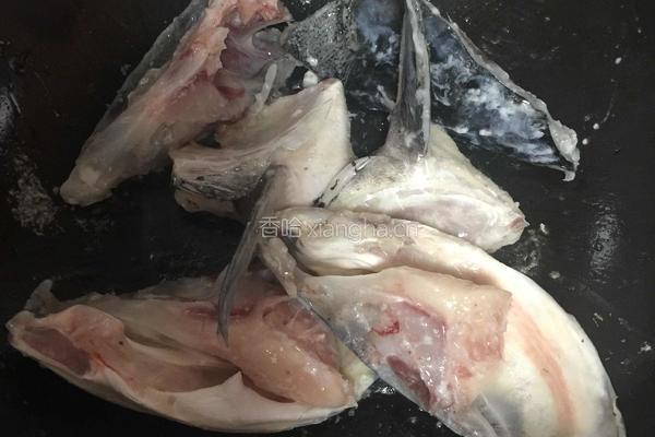 鱼头黑豆汤的做法图解3